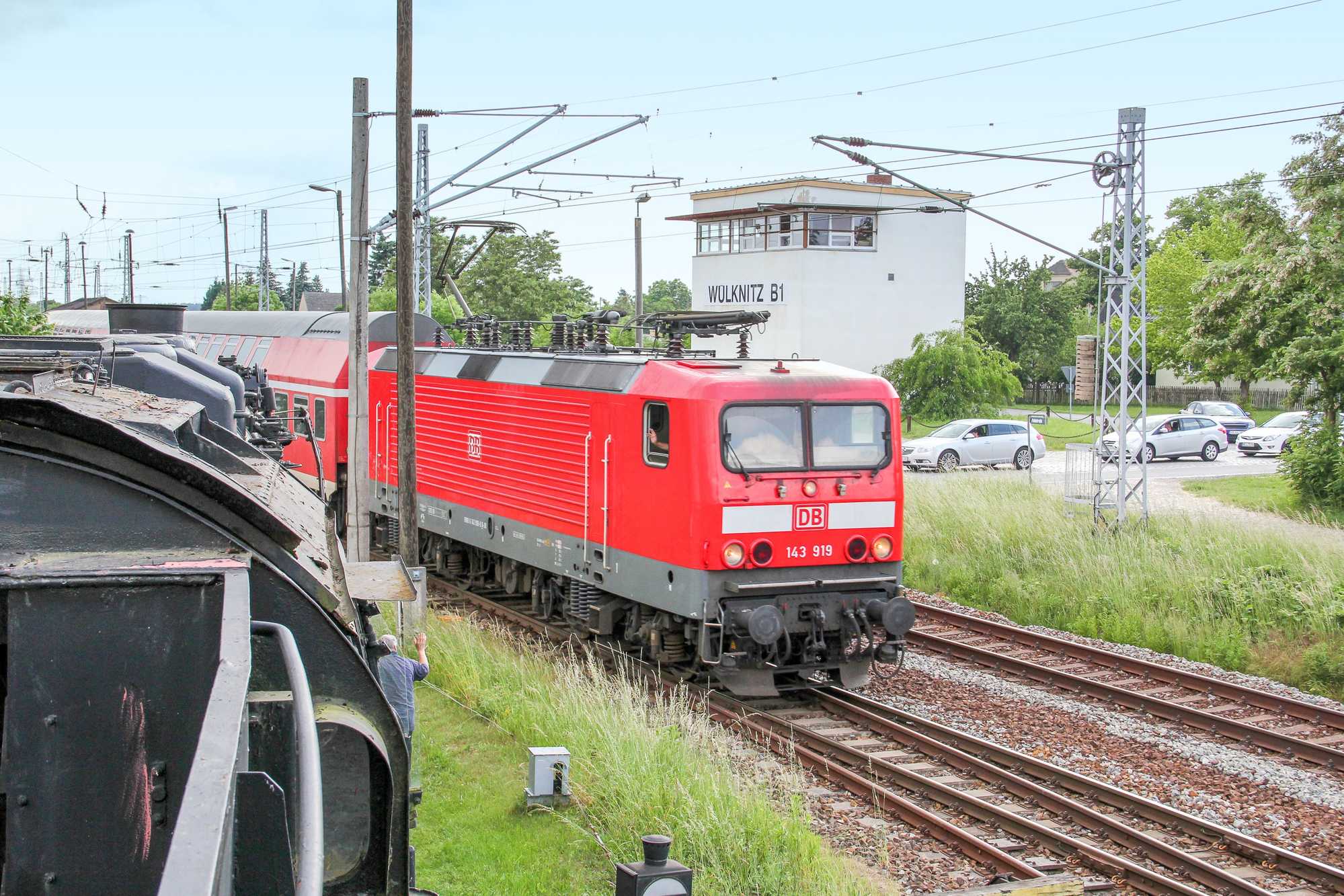 Bald im doppelten Sinn historisch: Am 12.  Juni 2016 übernahm die Mitteldeutsche Regiobahn zahlreiche Nahverkehrsleistungen in Sachsen von der DB  Regio AG. Damit endete der Einsatz dieser Zuggarnituren. Der Blick auf die neuen Fahrzeuge wird dem Fotografen nach Abdeckung des Kohlenkastens bald ebenfalls verwehrt sein.