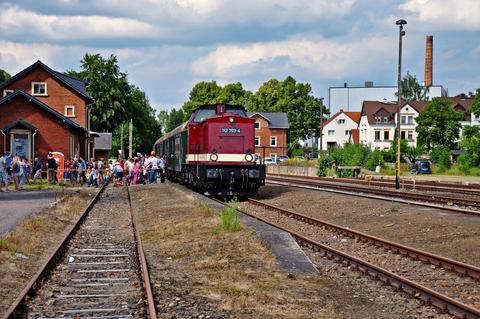 Am 26. Juni war im Sonderzug von Freiberg nach Brand-Erbisdorf kein Sitzplatz frei geblieben, hier nach der Ankunft.