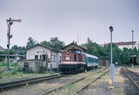 So kannte PK-Leser Jürgen Dehn den Eisenbahnverkehr um Rochlitz Ende der 1990er Jahre: eine V100 mit zuletzt nur noch einem Nahverkehrswagen. Das Foto zeigt 202 832-2 mit einem der letzten Züge von Narsdorf am 27. Mai 2000.