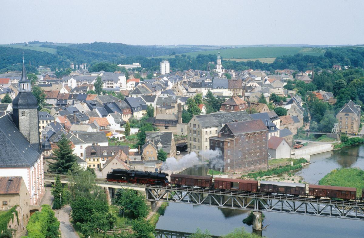 Der Blick vom Schloss Rochlitz auf die Brücke über die Zwickauer Mulde ist bis heute möglich. Im Mai 2000 überquerte die Dampflok 58 3047-6 mit einem Fotogüterzug das Bauwerk.