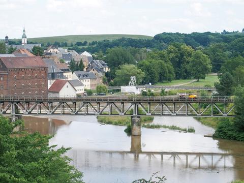 Der Blick vom Schloss Rochlitz auf die Brücke über die Zwickauer Mulde ist bis heute möglich. Die Schienentrabis sind darauf heute kaum auszumachen.