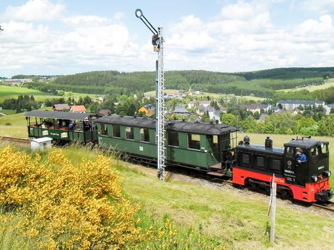 Zu Gast bei der Museumsbahn: Der dreiachsige Aussichtswagen 973-001 aus Magdeburgerforth, hier am Zugende auf Höhe des Einfahrsignals Schönheide.