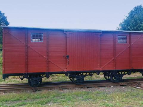 Der dreiachsige Güterwagen Kd1-447 kehrte am 1. August von seiner optischen Aufarbeitung in Dresden nach Mügeln zurück. Hier soll er als Bahnhofswagen genutzt werden.