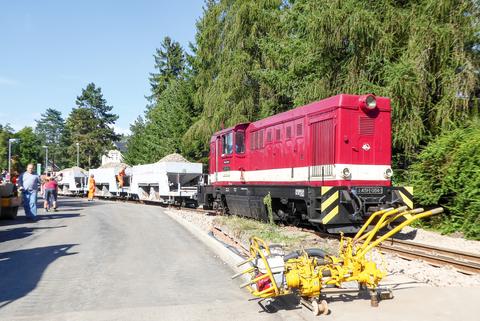 In der zweiten Augustwoche entstand der neue Bahnübergang der Weißeritztalbahn mit der Bundesstraße 170 in Ulberndorf. Am 13. August befuhr ihn die Diesellok L45H-084 erstmals mit einem Schotterzug.