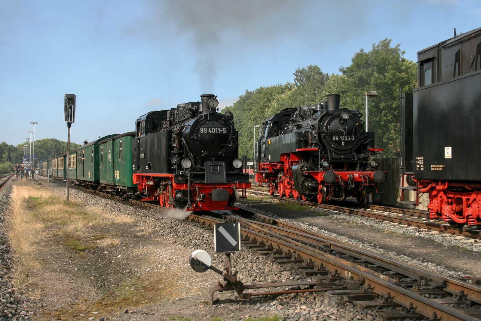 Am 12. Juli begegneten sich 99 4011-5 und 86 1333-3 in Putbus.