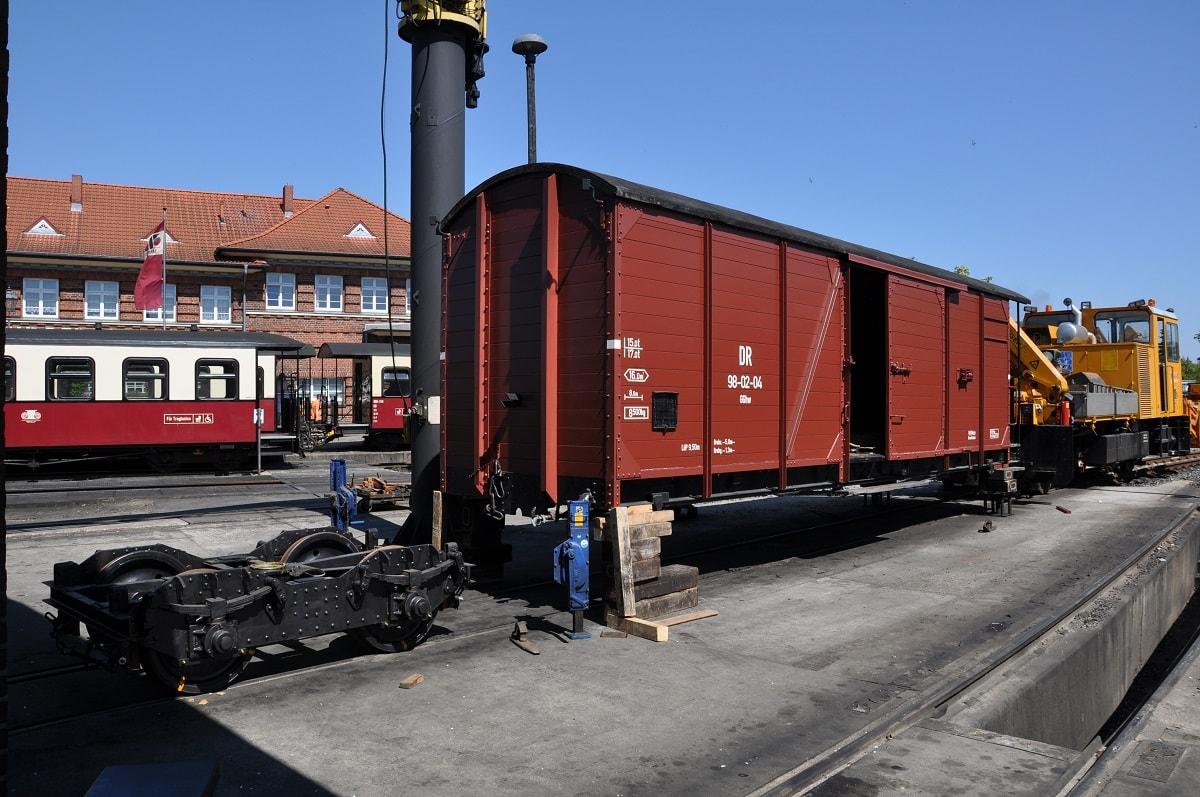 Der vierachsige gedeckte Güterwagen 98-02-04 erhielt im Mai seine originalen Drehgestelle zurück.