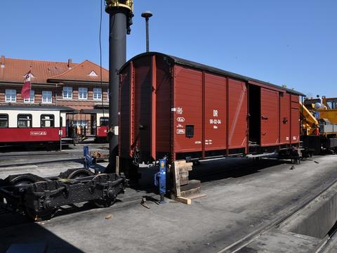 Der vierachsige gedeckte Güterwagen 98-02-04 erhielt im Mai seine originalen Drehgestelle zurück.