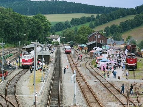 Am 2. Juli war dann das Bahnhofsfest in Cranzahl zu erleben – von Klaus Hentschel stammt diese Übersichtsaufnahme vom regelspurigen Teil des Bahnhofs. Rechts und links flankieren schmalspurige Gleise die 1435-mm-Anlagen.