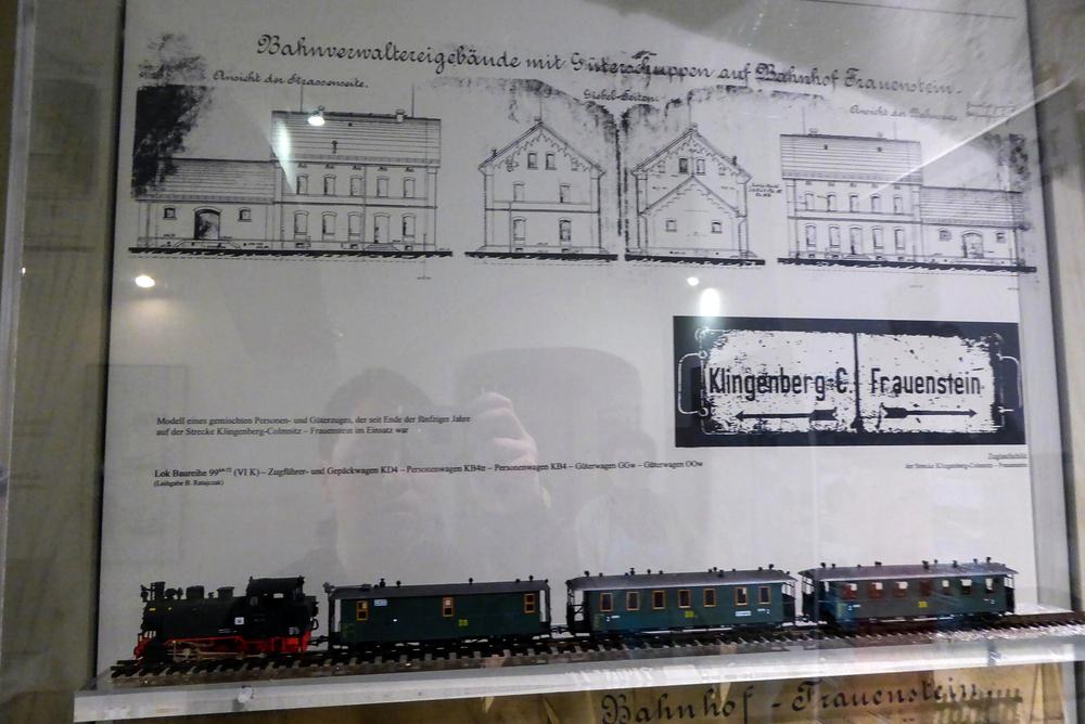 Im Silbermann-Museum sind u. a. diese Zeichnung der Frauensteiner Bahn­hofsgebäude und ein Zug im Modell ausgestellt.