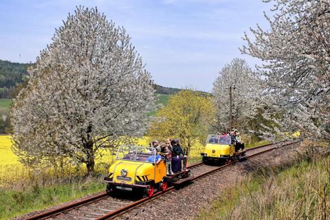 Im blühenden Tal der Zwickauer Mulde waren die Kl 2001 und 2010 des VSE am 17. April zum Saisonstart 2016 südlich von Rochlitz bei Fischheim unterwegs.