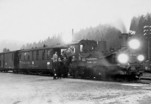 Der Gmp 11698 als letzter Zug mit Personenbeförde-rung nach Carlsfeld steht am 21. Mai 1966 gegen 20.15 Uhr im Bahnhof Schönheide Süd zur Abfahrt nach Carlsfeld bereit.