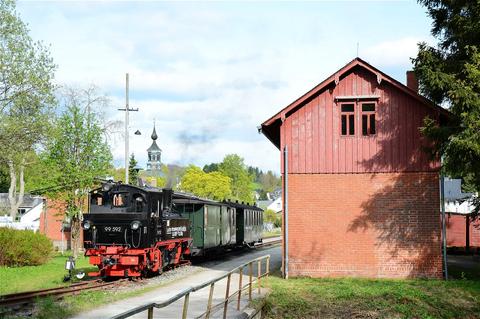 Am Abend des 21. Mai 2016 sonnte sich „99 592“ alias 99 590 der IG Preßnitztalbahn e. V. im Bahnhof Carls-feld. Anlass für diesen Gasteinsatz war das IX. WCd-Schmalspurbahnfestival des FHWE.