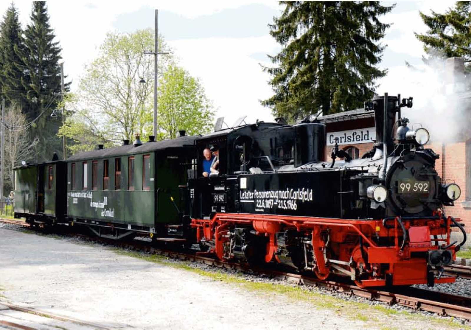 Der Gmp 11698 als letzter Zug mit Personenbeförderung nach Carlsfeld wurde am 21. Mai 1966 gegen 20.15 Uhr im Bahnhof Schönheide Süd zur Abfahrt nach Carlsfeld abgefertigt. Auf den Tag genau ein halbes Jahrhundert später steht der nachgestellte letzte Zug nach Carlsfeld im Endbahnhof der WCd-Linie