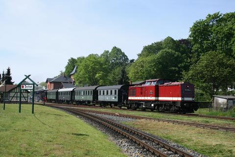 Die Diesellok 112 703-4 der MTEG und die Dampflok 91 134 der Mecklenburgischen Eisenbahnfreunde Schwerin e. V. pendelten anlässlich des Bahnhofsfestes in Putbus am 20. und 21. Mai 2016 mit vier historischen Sitzwagen zwischen Bergen auf Rügen und Lauterbach Mole.