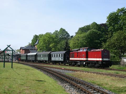 Die Diesellok 112 703-4 der MTEG und die Dampflok 91 134 der Mecklenburgischen Eisenbahnfreunde Schwerin e. V. pendelten anlässlich des Bahnhofsfestes in Putbus am 20. und 21. Mai 2016 mit vier historischen Sitzwagen zwischen Bergen auf Rügen und Lauterbach Mole.