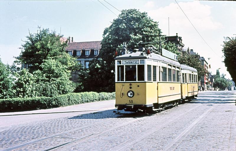Im Juni 1962 fotografierte Wolfgang Schreiner im Gothaer Stadtgebiet diesen von Tw 59 geführten Zug nach Tabarz.