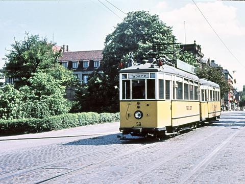 Im Juni 1962 fotografierte Wolfgang Schreiner im Gothaer Stadtgebiet diesen von Tw 59 geführten Zug nach Tabarz.