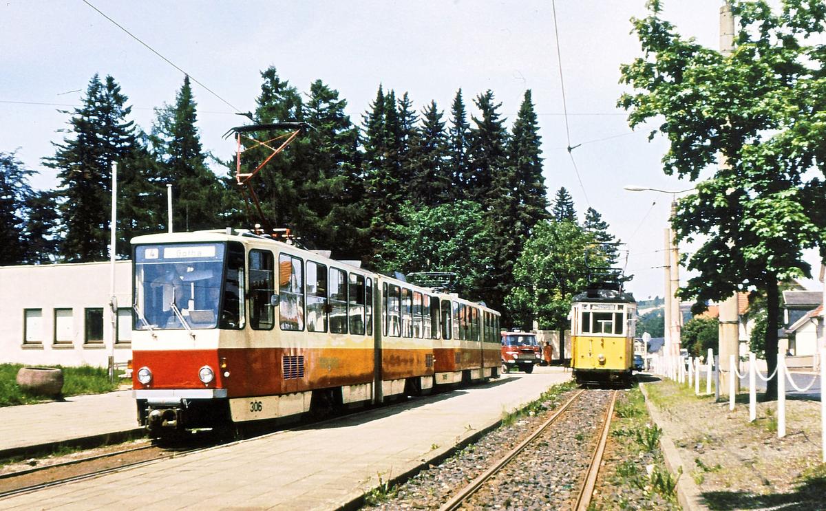 Erst wenige Tage alt war der Tw 306, als er 1983 mit einem weiteren Fahrzeug vom Tj,p KF4D in Tabarz auf die nächste Fahrt nach Gotha wartete. Auf dem Nachbargleis stand der historische Triebwagen Nr. 56, der eine Reisegruppe in den Thüringer Wald gebracht hatte.
