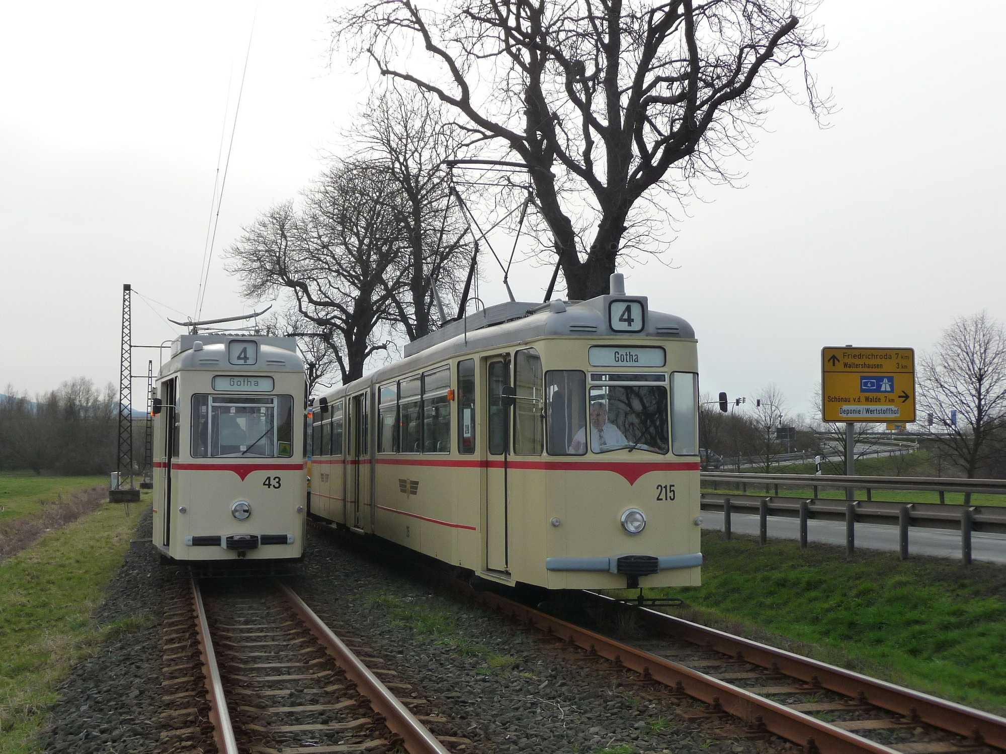 Der am 2. April 2016 auf der Thüringerwaldbahn mit Bügelschaden liegengebliebene Tw 43 wartet auf das Abschleppen.