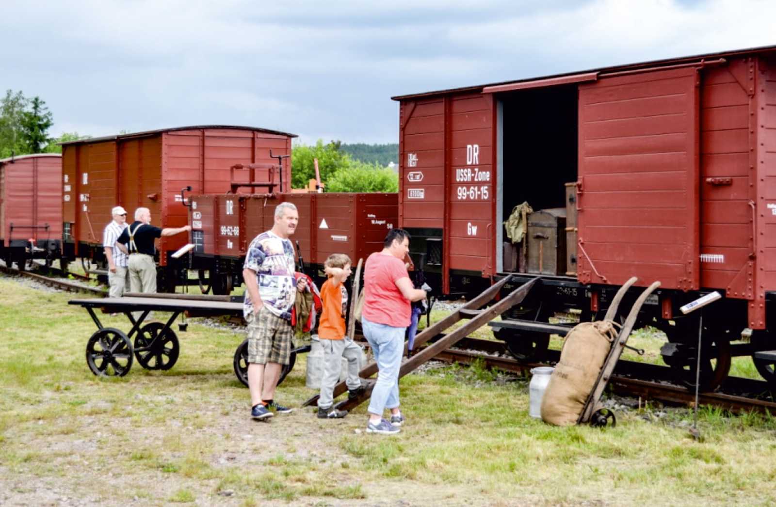 Die von der ehemaligen GMWE stammenden Güterwagen stießen auch beim diesjährigen Hoffest der IG Hirzbergbahn e. V. in Georgenthal auf großes Interesse.