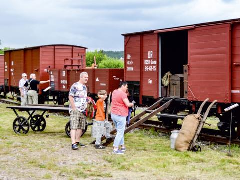 Die von der ehemaligen GMWE stammenden Güterwagen stießen auch beim diesjährigen Hoffest der IG Hirzbergbahn e. V. in Georgenthal auf großes Interesse.