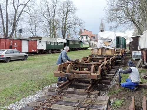 Nach dem Verlaschen von Gleis 3 verschoben Mitglieder der IG Spreewaldbahn e. V. erstmals die dort aufgestellten Fahrzeuge.