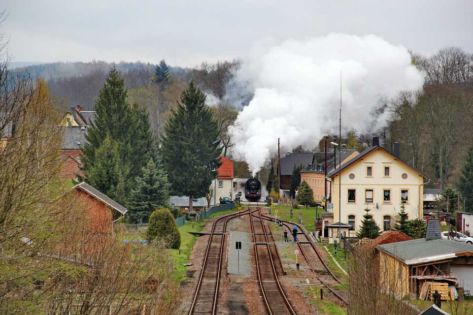 Aufgrund der niedrigen Temperatur steigt über 50 3616-5 am 24. April 2016 bei der Einfahrt in den Bahnhof Markersbach ein mächtiger Dampfkegel auf.