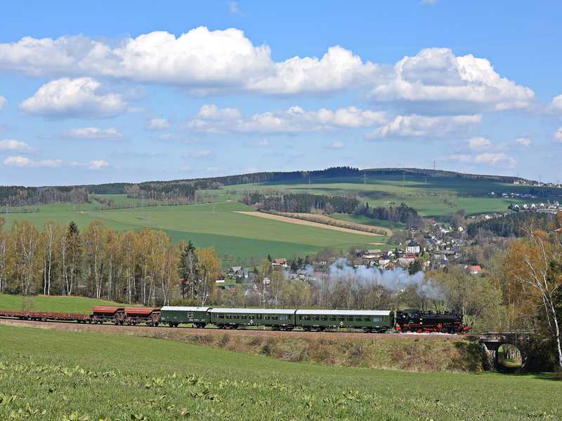Die 86 1333-3 der PRESS ist derzeit bei zahlreichen Veranstaltungen zu erleben. Am 29. April 2016 fuhr sie im Rahmen einer Fotofahrt mit einem gemischten Zug durchs Erzgebirge. Die Aufnahme entstand zwischen Markersbach und Scheibenberg.