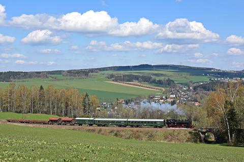 Die 86 1333-3 der PRESS ist derzeit bei zahlreichen Veranstaltungen zu erleben. Am 29. April 2016 fuhr sie im Rahmen einer Fotofahrt mit einem gemischten Zug durchs Erzgebirge. Die Aufnahme entstand zwischen Markersbach und Scheibenberg.