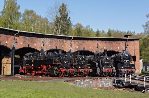 An den 24. Schwarzenberger Eisenbahntagen nahm 86 1333-3 der PRESS ebenfalls teil. Am 7. Mai fotografierte sie dort Thomas Schwarze neben 86 1049-5, 94 2105-8 und 50 3616-5 vor dem Lokschuppen.