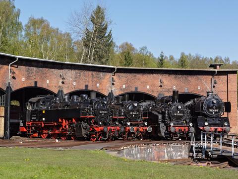 An den 24. Schwarzenberger Eisenbahntagen nahm 86 1333-3 der PRESS ebenfalls teil. Am 7. Mai fotografierte sie dort Thomas Schwarze neben 86 1049-5, 94 2105-8 und 50 3616-5 vor dem Lokschuppen.