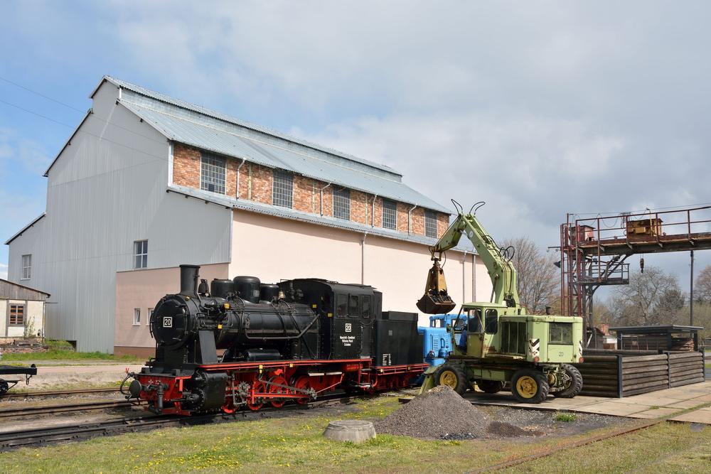Die Bekohlung der Lok 20 der Mansfelder Bergwerksbahn e. V. findet oft mehrere Tage vor den Einsätzen der Lok in Benndorf statt – Joachim Jehmlich lichtete am 24. Mai 2016 diese Vorbereitung auf die sechs Tage später stattfindende öffentliche Walpurgis-Fahrt ab.