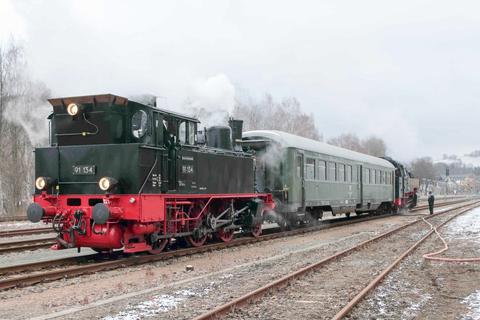 Den LOWA-E5-Wagen des VSE brachte 91 134 am 17. Februar von Schwarzenberg in Richtung Delitzsch, am anderen Zugende 86 333.