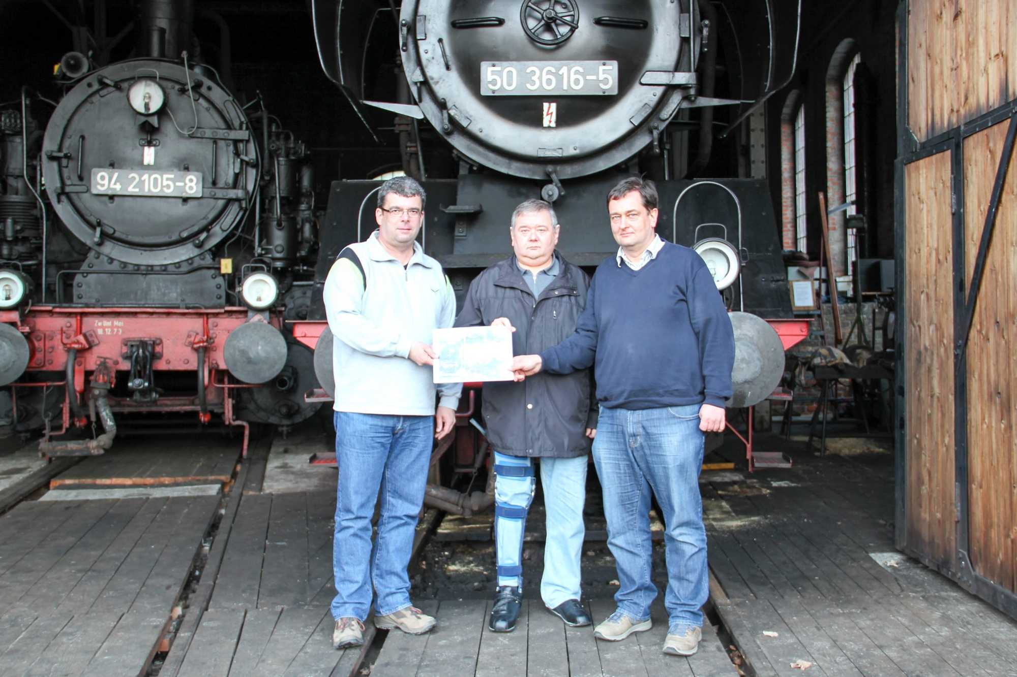 Vor der Lok 50 3616-5 überreicht Joachim Gall seine Spende an die Vertreter des Vereins Sächsischer Eisenbahnfreunde e.V.