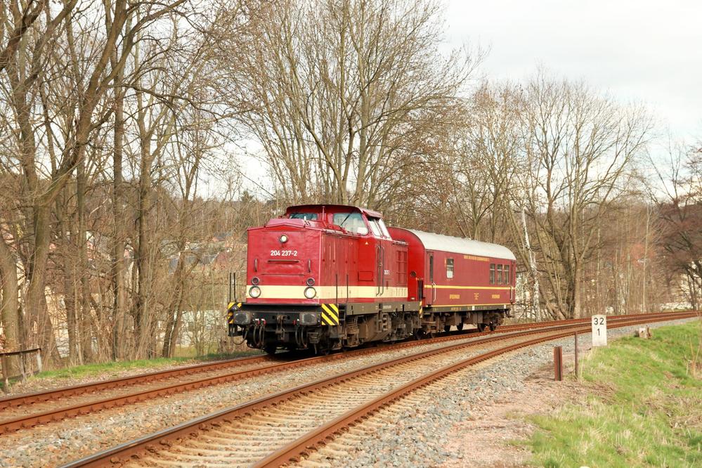 Für einen Sonderzug holte die Diesellok 204 237-2 am 29. März den VSE-Speisewagen ab, hier bei Wilkau-Haßlau.