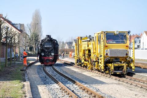 Im März kam im Bahnhof Kühlungsborn West diese Stopfmaschine aus Erfurt zum Einsatz.