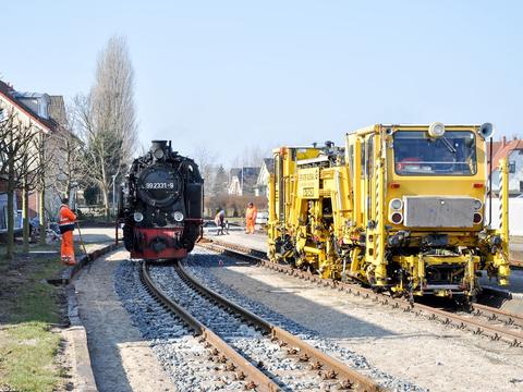 Im März kam im Bahnhof Kühlungsborn West diese Stopfmaschine aus Erfurt zum Einsatz.