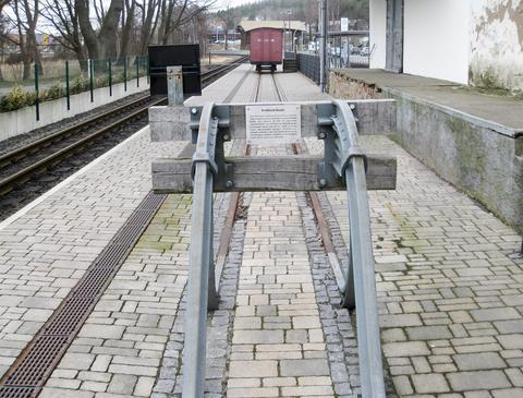 Prellbock der Fürstenwalde-Wriezener Eisenbahn umgebaut auf 750 mm im Bahnhof Baabe.