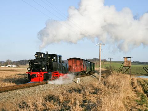 Den Sonderzug des Fördervereins zur Erhaltung der Rügenschen Kleinbahnen e. V. zog am 12. März die Dampflok 99 4652. Foto: Matthias Kley