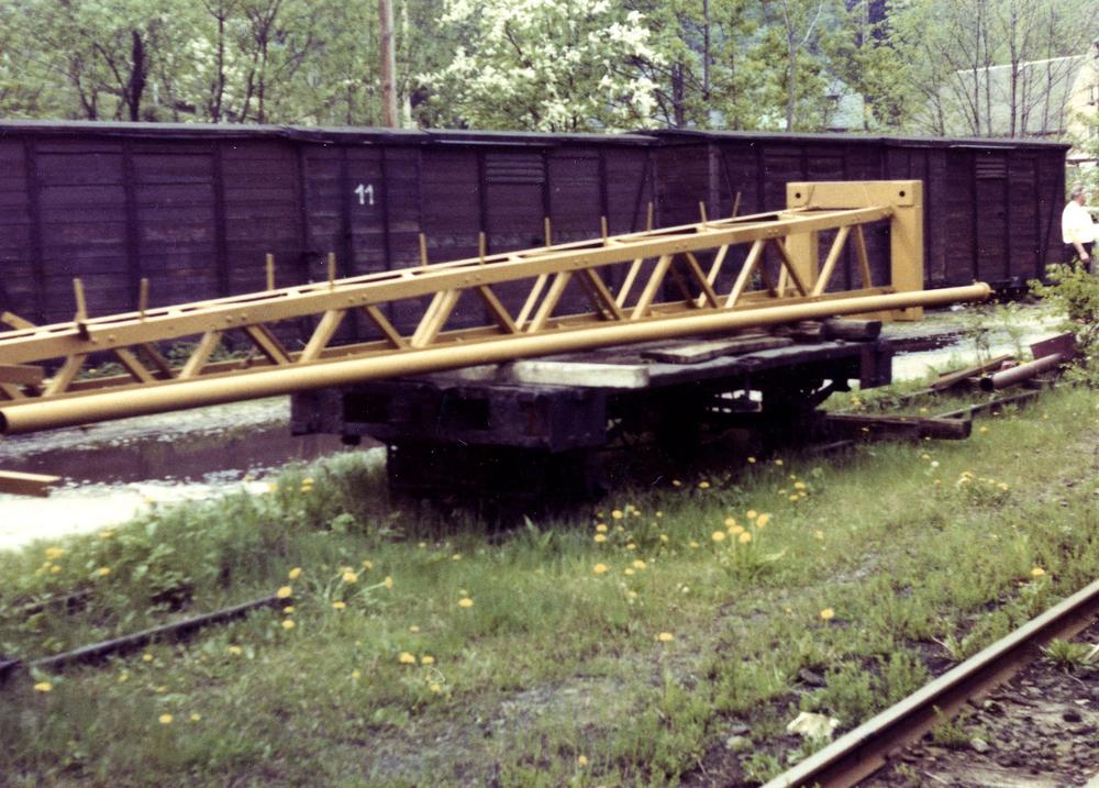 Im Mai 1983 diente dieser Hw in Niederschmiedeberg zum Verschub von Stahlmasten. Im Hintergrund stehen die Kästen der GGw 97-14-55 und rechts 97-14-45.