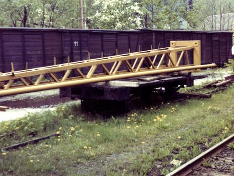 Im Mai 1983 diente dieser Hw in Niederschmiedeberg zum Verschub von Stahlmasten. Im Hintergrund stehen die Kästen der GGw 97-14-55 und rechts 97-14-45.